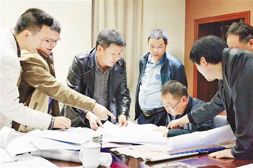 在煤礦全面安全體檢中，監(jiān)察人員檢查煤礦安全生產(chǎn)資料