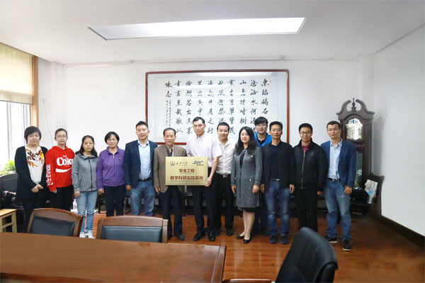 我司董事長馮光福和地測學(xué)院黨委書記杜福元共同為科研實踐基地揭牌（一）